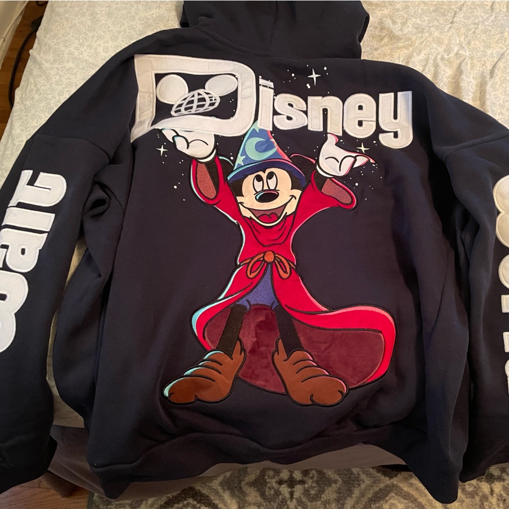Walt Disney World zip up hoodie in XL. Beautiful sorcerer’s apprentice hoodie!